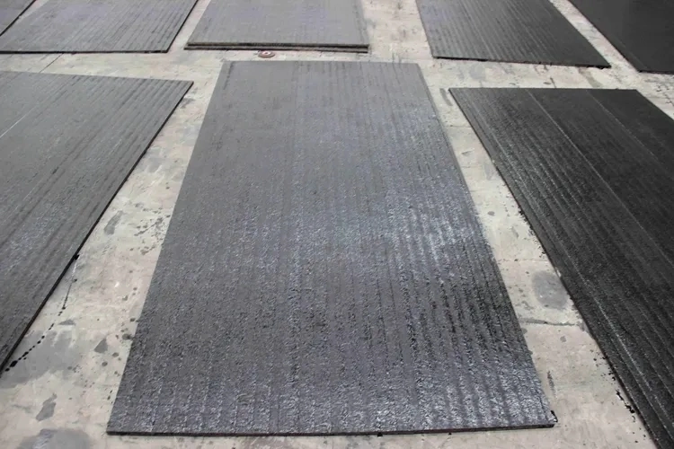 China Base Plate High Impact Clad Wear Resistance Hardfacing Steel Plate Transferring Chutes